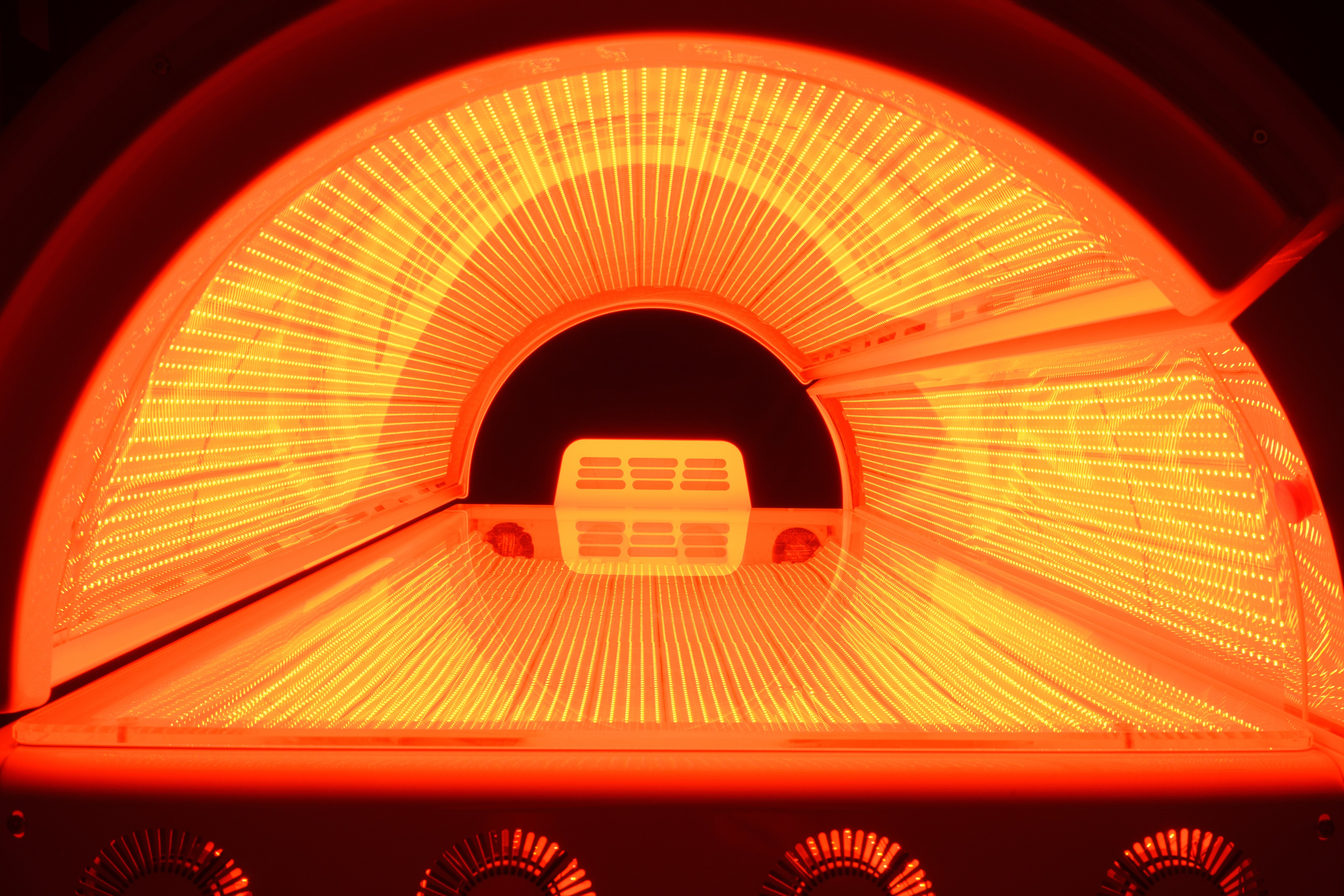 Red Light Therapy Bed for Professional Use, 41600 LEDs, Integrated Body Cooling System