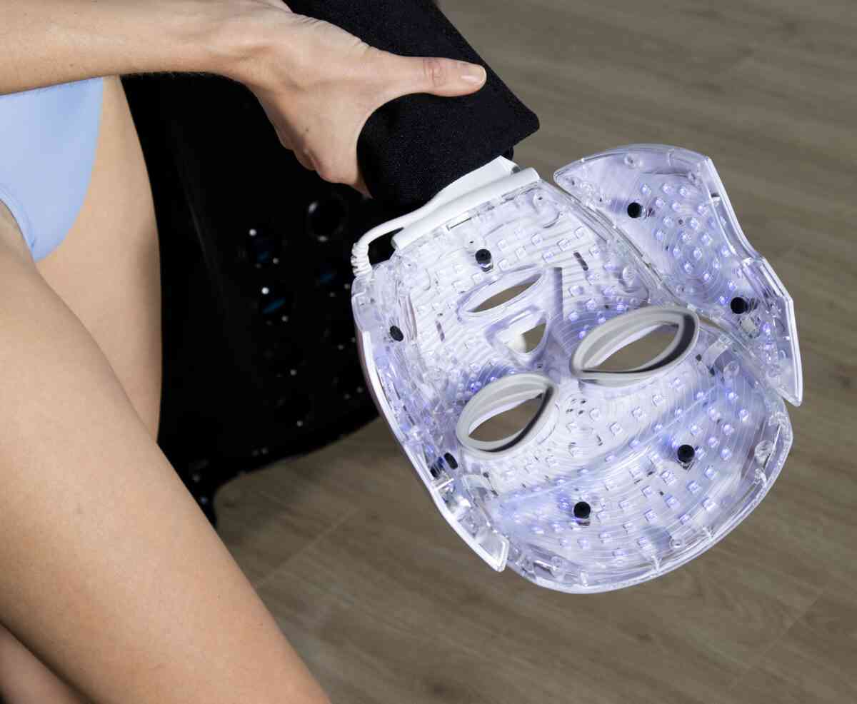 Targeted Cryotherapy Machine with Light Therapy Mask - Iceberg Electric Local Cryo by Vacuactivus