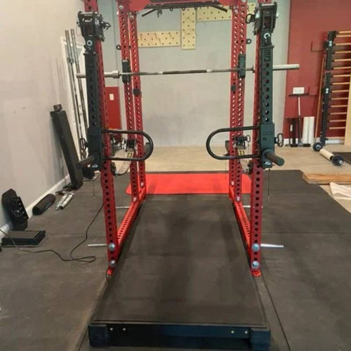 Front view of the vibration plate under the weight rack.